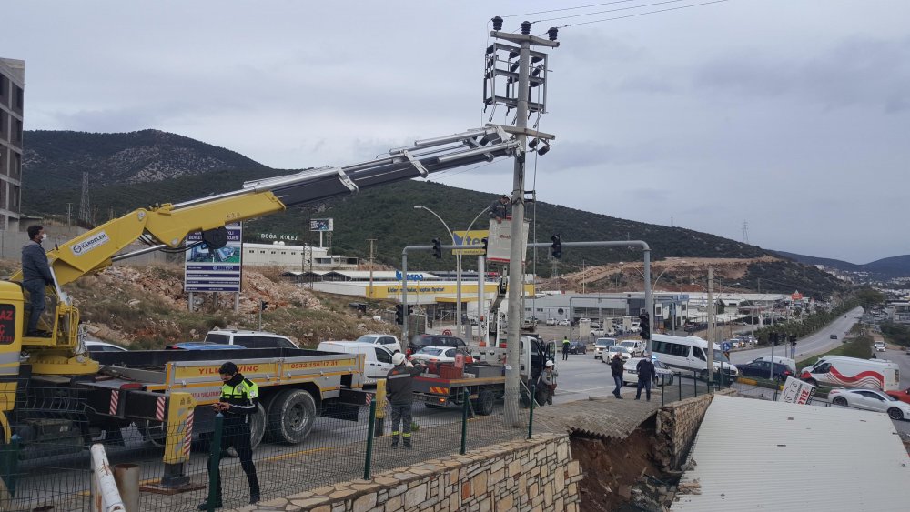 İstinat duvarı otoparkın üzerine çöktü, bir otomobil hasar gördü