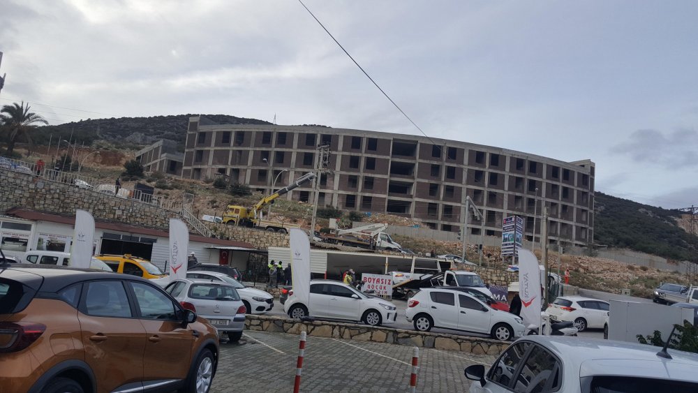 İstinat duvarı otoparkın üzerine çöktü, bir otomobil hasar gördü