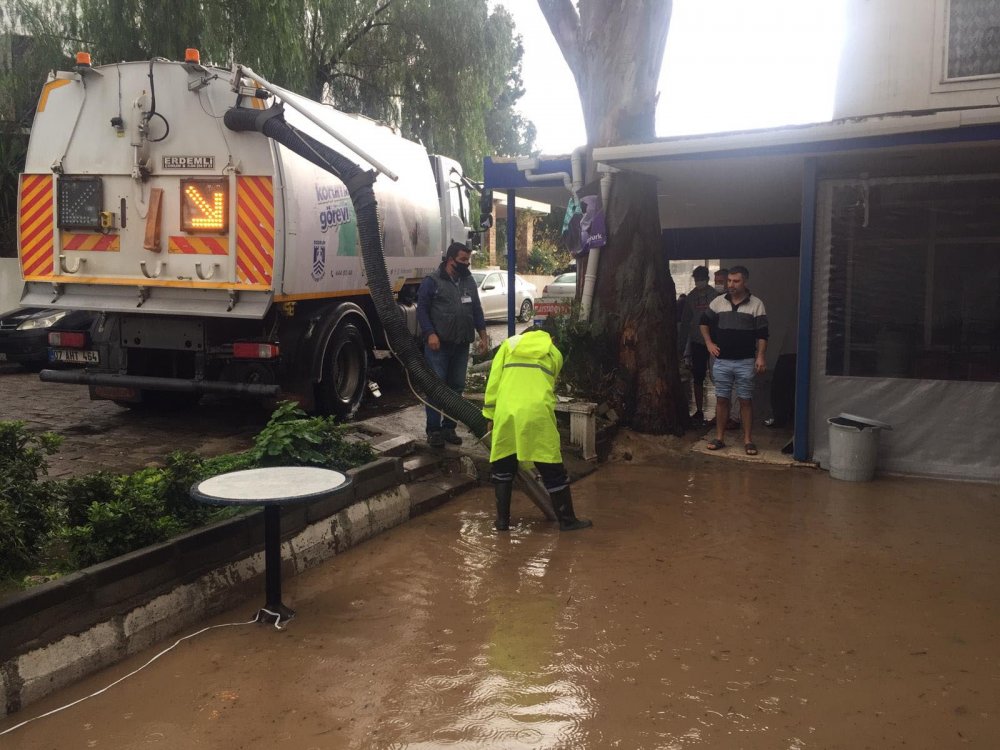 İstinat duvarı otoparkın üzerine çöktü, bir otomobil hasar gördü