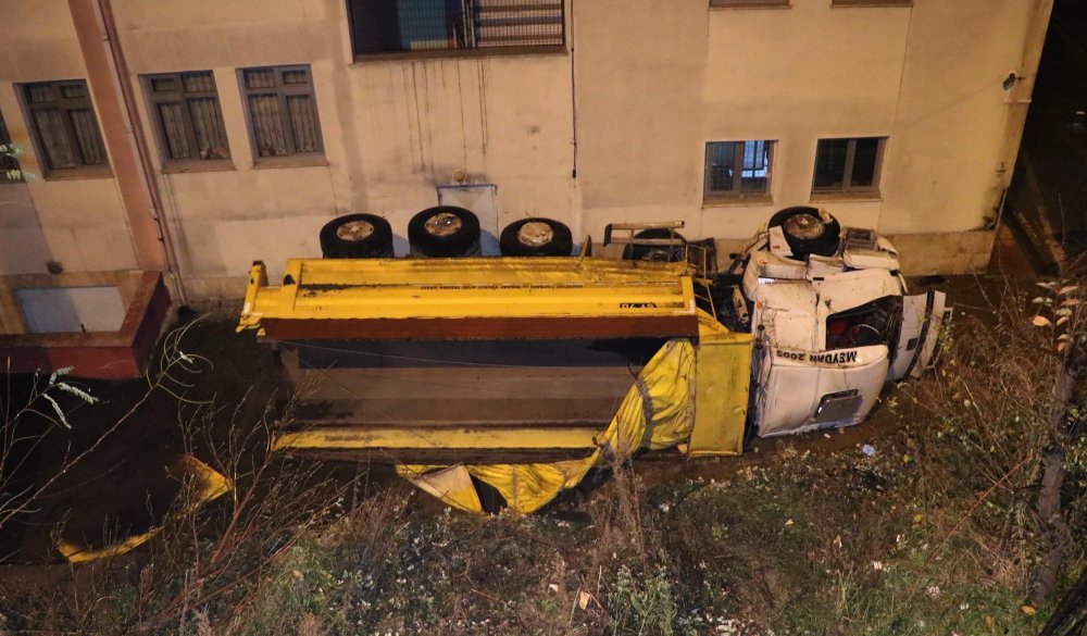 Kamyon okul bahçesine uçtu