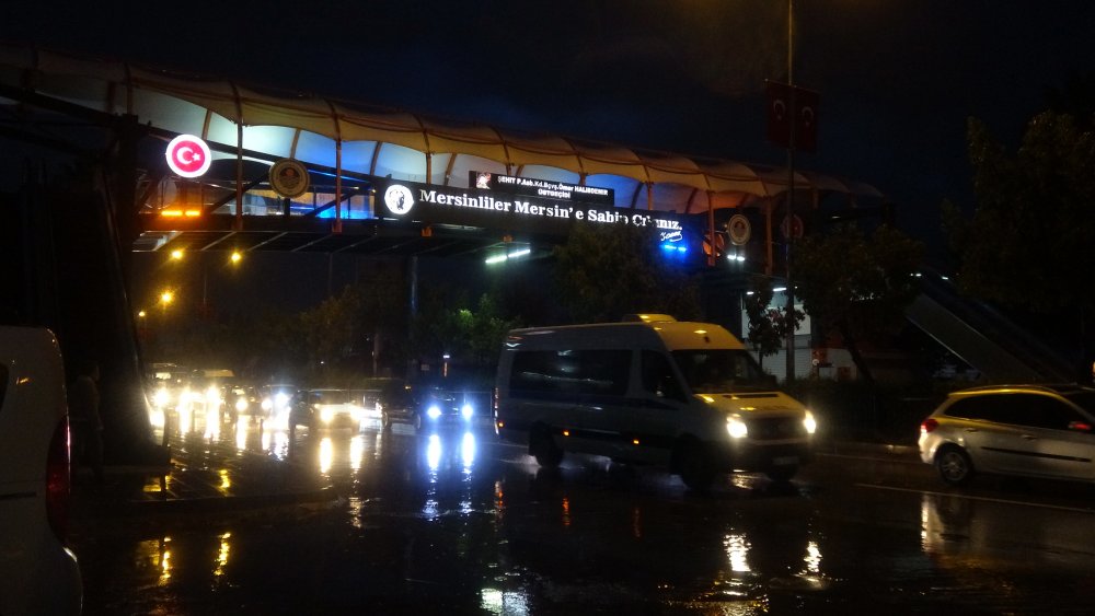 Mersin'de şiddetli rüzgar dev dalgaları kıyıya vurdu