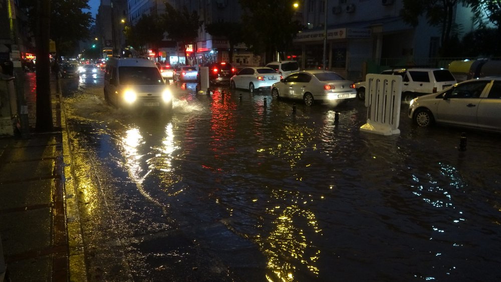 Mersin'de şiddetli rüzgar dev dalgaları kıyıya vurdu