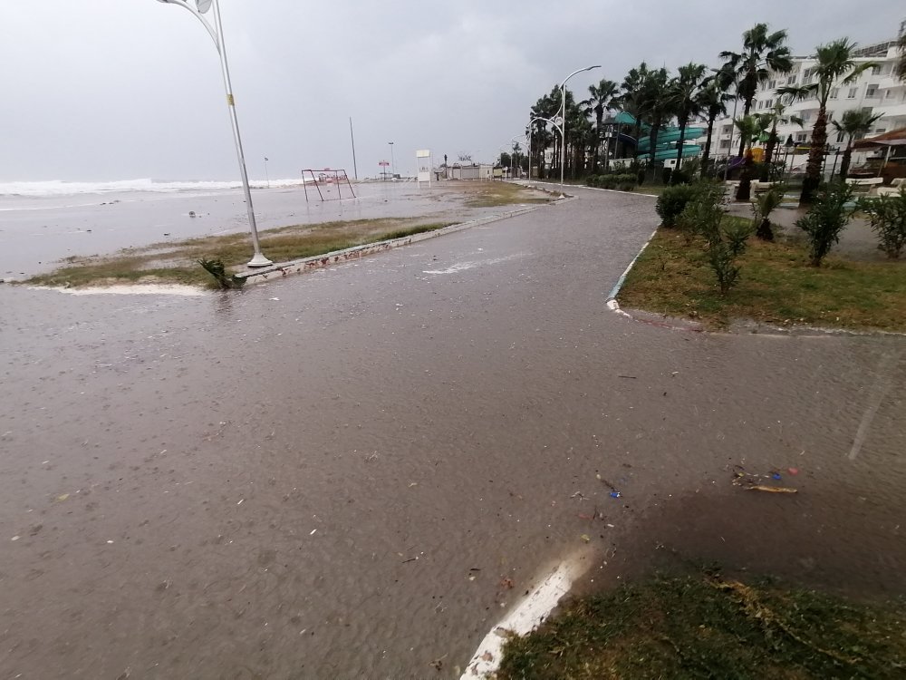 Mersin'de şiddetli rüzgar dev dalgaları kıyıya vurdu