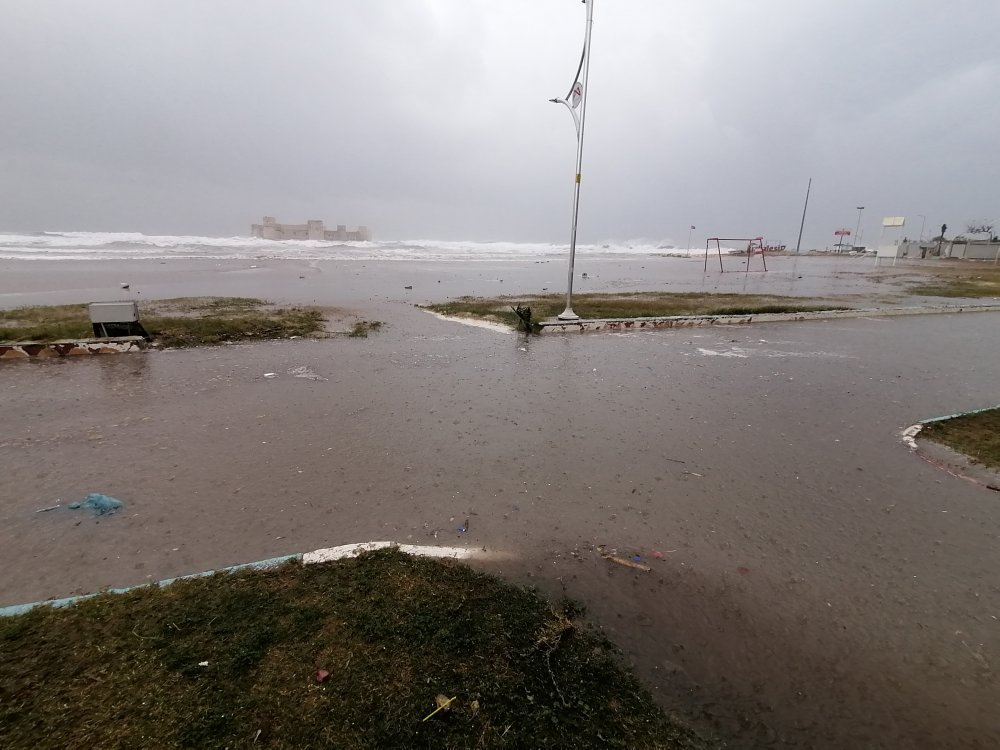 Mersin'de şiddetli rüzgar dev dalgaları kıyıya vurdu
