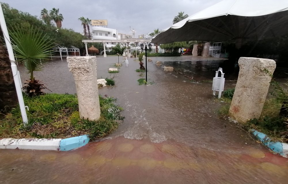 Mersin'de şiddetli rüzgar dev dalgaları kıyıya vurdu
