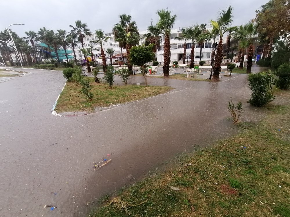 Mersin'de şiddetli rüzgar dev dalgaları kıyıya vurdu