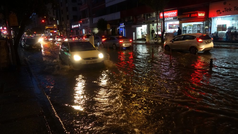 Mersin'de şiddetli rüzgar dev dalgaları kıyıya vurdu