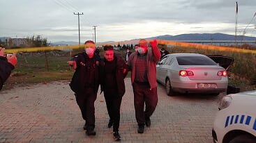 Otomobil hırsızları kız arkadaşlarıyla gezerken yakalandı