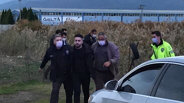 Otomobil hırsızları kız arkadaşlarıyla gezerken yakalandı