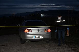 Otomobil hırsızları kız arkadaşlarıyla gezerken yakalandı