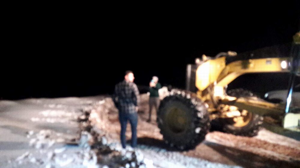 Siirt’te karda mahsur kalan araçlar kurtarıldı