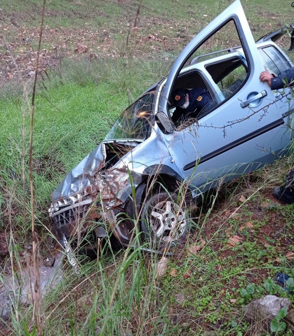 Ticari araç şarampole devrildi: 1 ölü, 1 yaralı