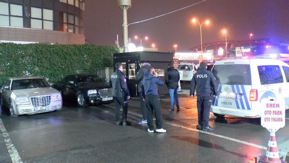 Bahçelievler'de park halindeki iki lüks otomobil kurşun yağmuruna tutuldu