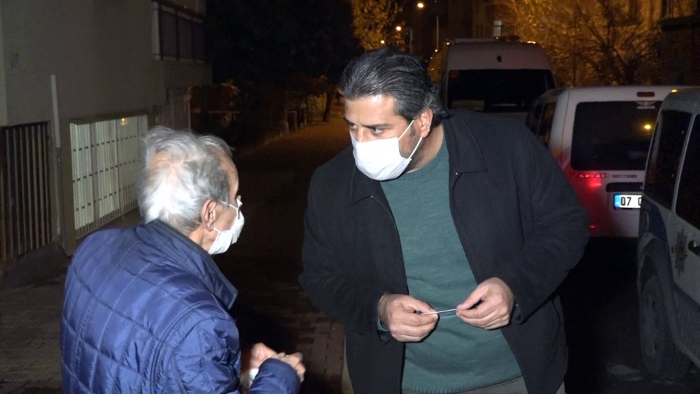 Başına sert cisimle vurup, telefonunu gasbetmeye çalıştılar