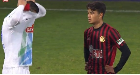 Genç futbolcunun formasını rakibe vermediği anlar tartışma konusu oldu