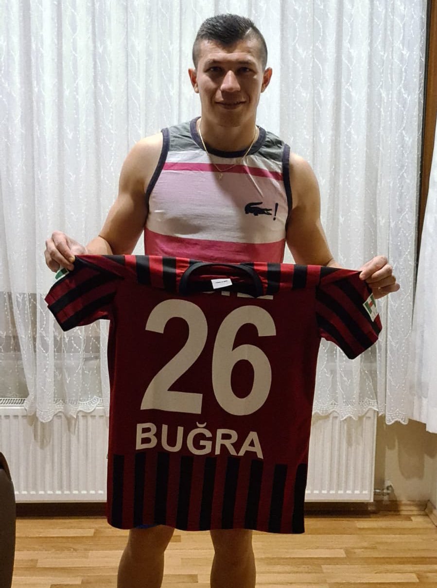 Genç futbolcunun formasını rakibe vermediği anlar tartışma konusu oldu