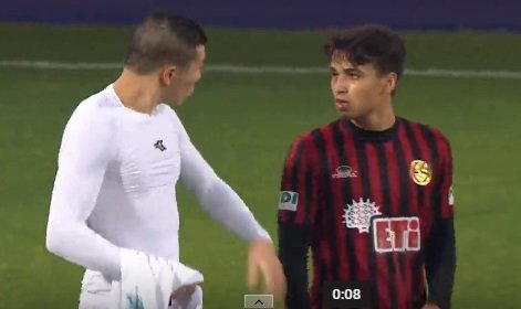 Genç futbolcunun formasını rakibe vermediği anlar tartışma konusu oldu