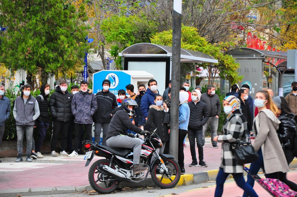İntihara kalkıştı, 'Yeğenime TIR çarptı, sesimi duyurmak için buraya çıktım' dedi