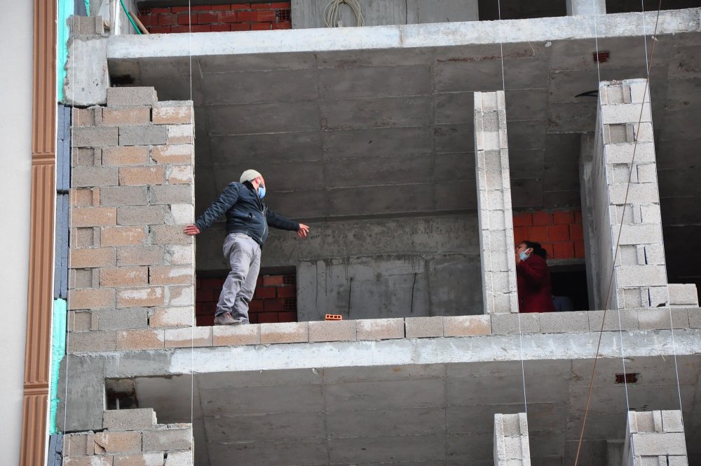 İntihara kalkıştı, 'Yeğenime TIR çarptı, sesimi duyurmak için buraya çıktım' dedi
