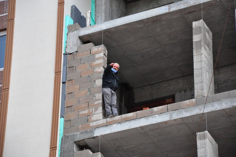 İntihara kalkıştı, 'Yeğenime TIR çarptı, sesimi duyurmak için buraya çıktım' dedi