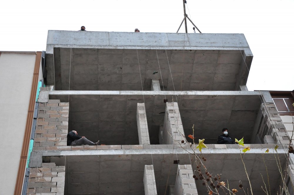 İntihara kalkıştı, 'Yeğenime TIR çarptı, sesimi duyurmak için buraya çıktım' dedi