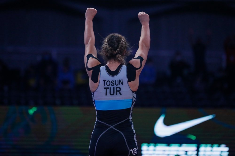 Milli güreşçi Buse Tosun'dan gümüş madalya