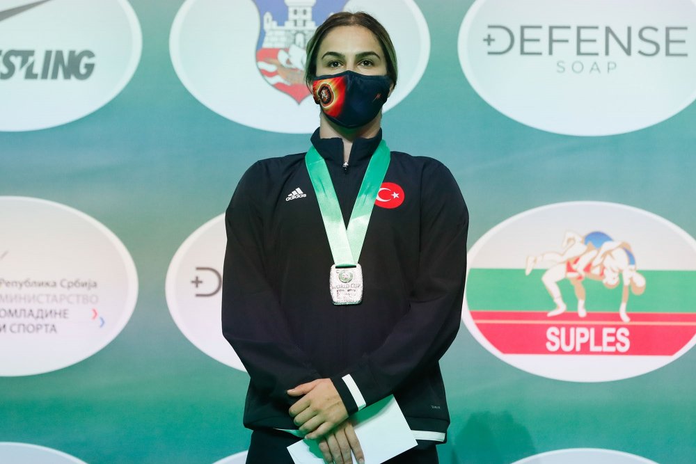 Milli güreşçi Buse Tosun'dan gümüş madalya