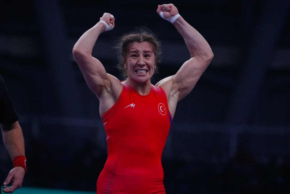 Milli güreşçi Buse Tosun'dan gümüş madalya