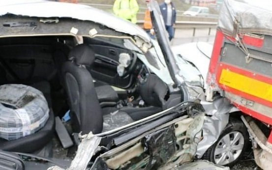SAKARYA'nın Arifiye ilçesinde, otomobil TIR’a çarptı