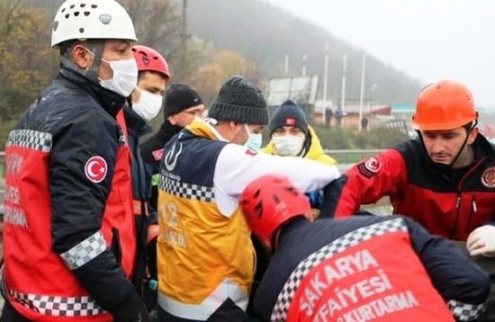 SAKARYA'nın Arifiye ilçesinde, otomobil TIR’a çarptı