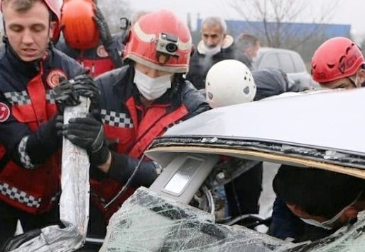 SAKARYA'nın Arifiye ilçesinde, otomobil TIR’a çarptı