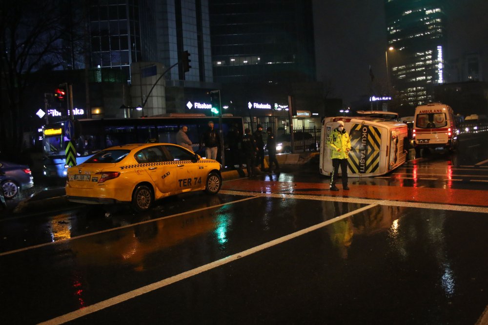 Şişli'de servis minibüsü devrildi