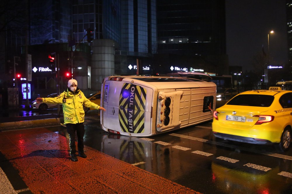 Şişli'de servis minibüsü devrildi