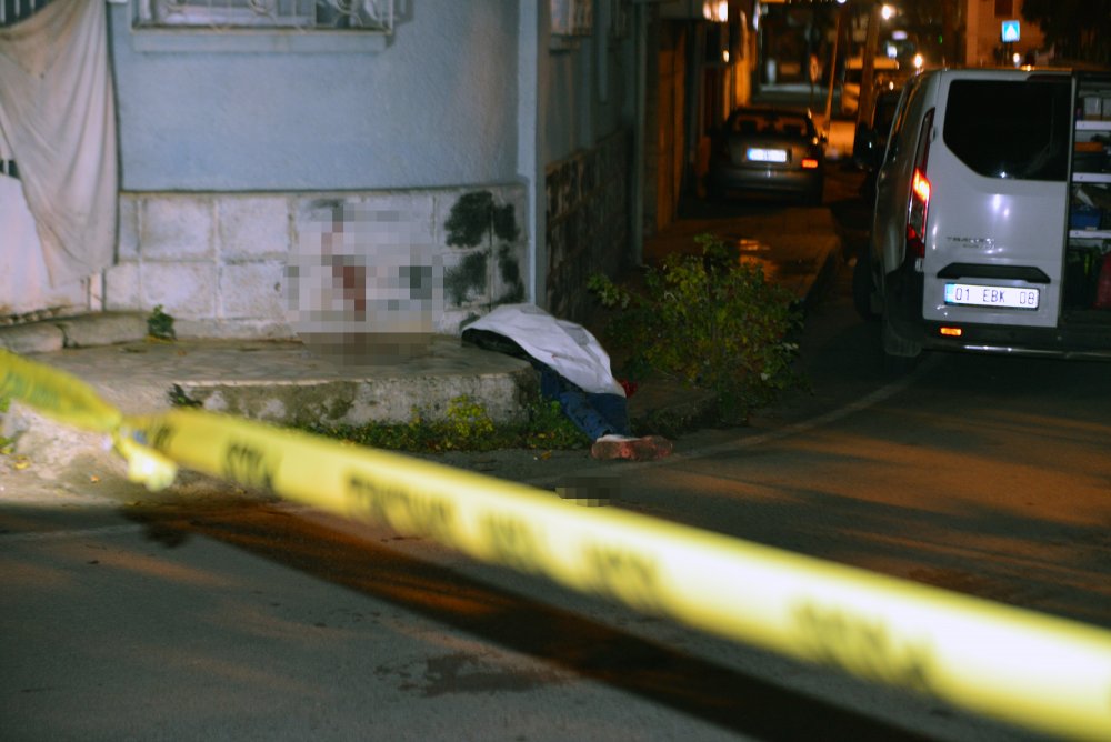 Sokak ortasında bıçaklanan genç hayatını kaybetti