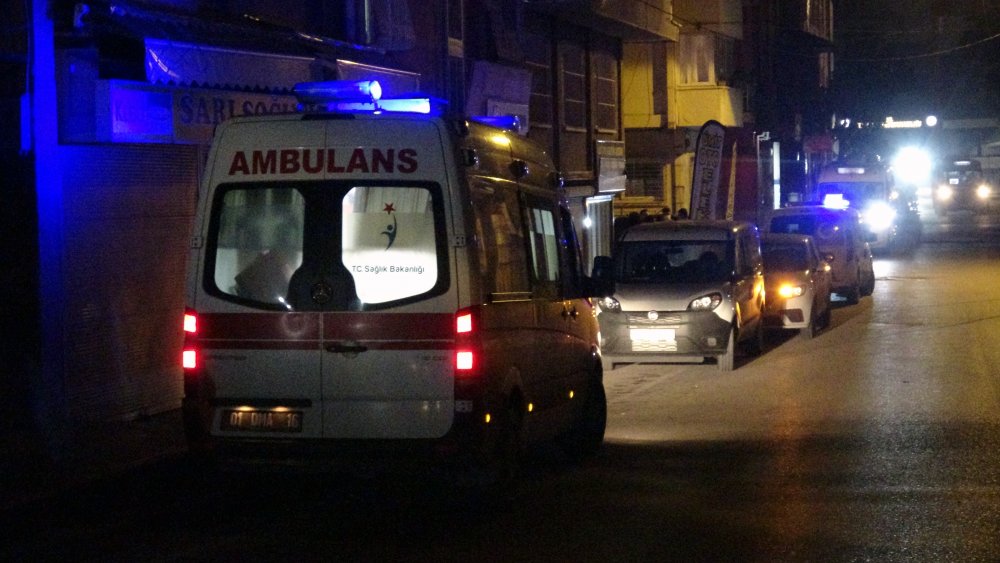 Sokak ortasında bıçaklanan genç hayatını kaybetti