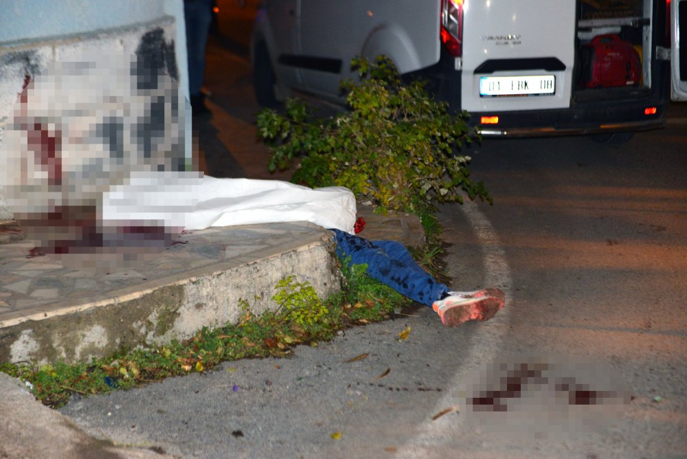 Sokak ortasında bıçaklanan genç hayatını kaybetti