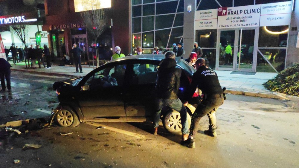 3 araç çarpıştı, otomobilde bulunan 2 kişi kaçtı