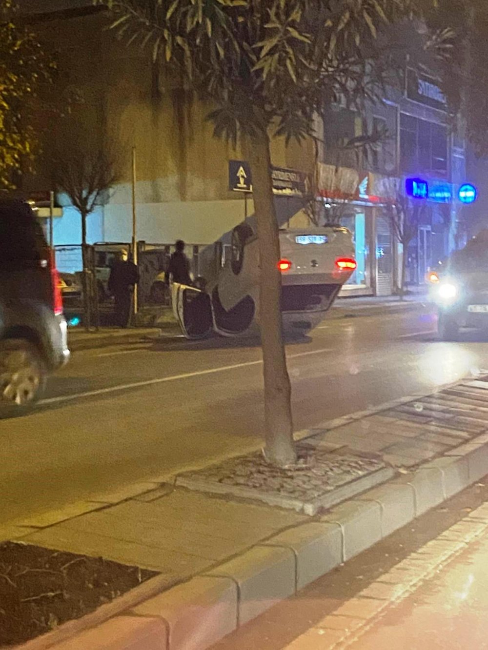 3 araç çarpıştı, otomobilde bulunan 2 kişi kaçtı