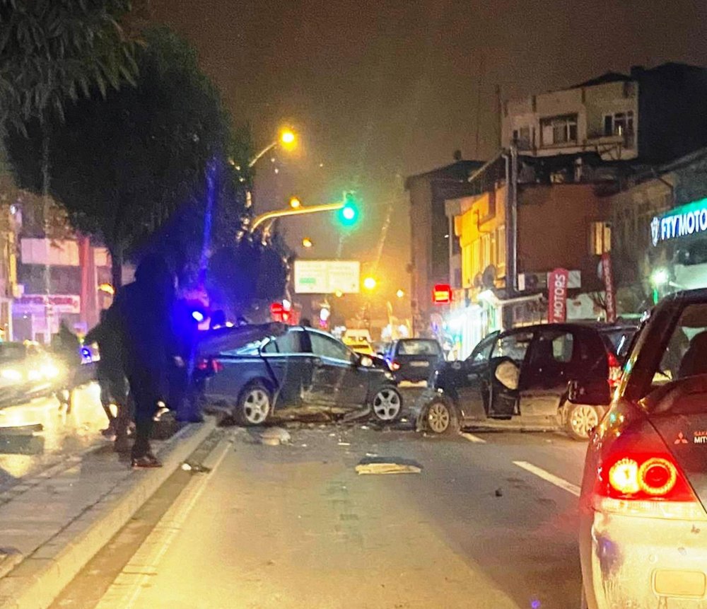 3 araç çarpıştı, otomobilde bulunan 2 kişi kaçtı