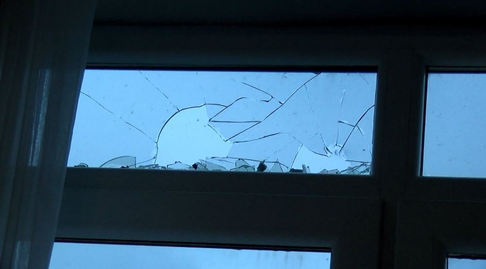 Beylikdüzü'nde kontrollü yıkımda binanın bir kısmı çöktü; yan binanın camları kırıldı