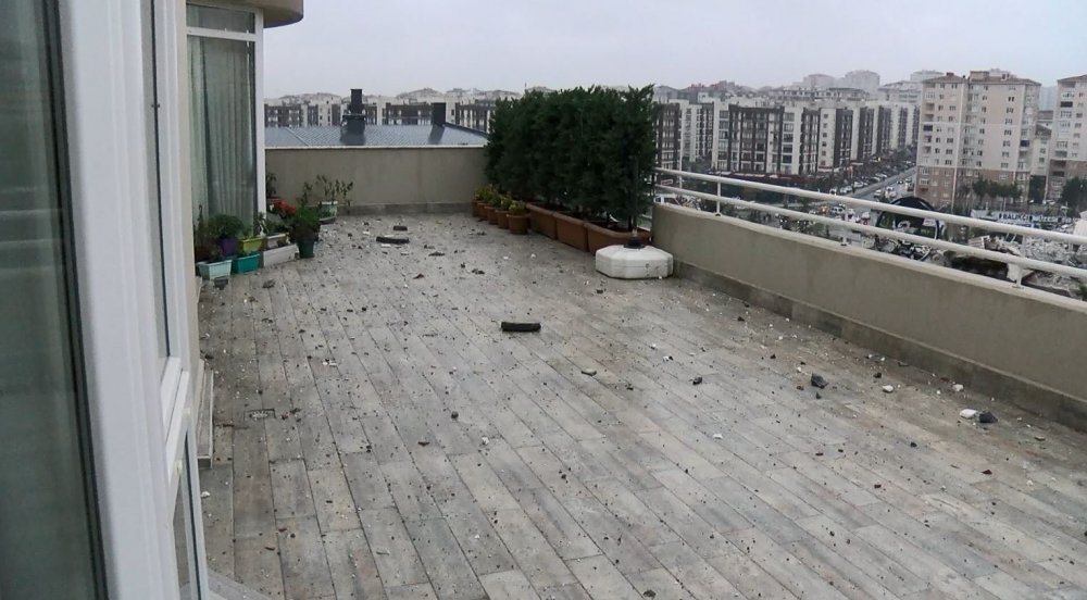 Beylikdüzü'nde kontrollü yıkımda binanın bir kısmı çöktü; yan binanın camları kırıldı