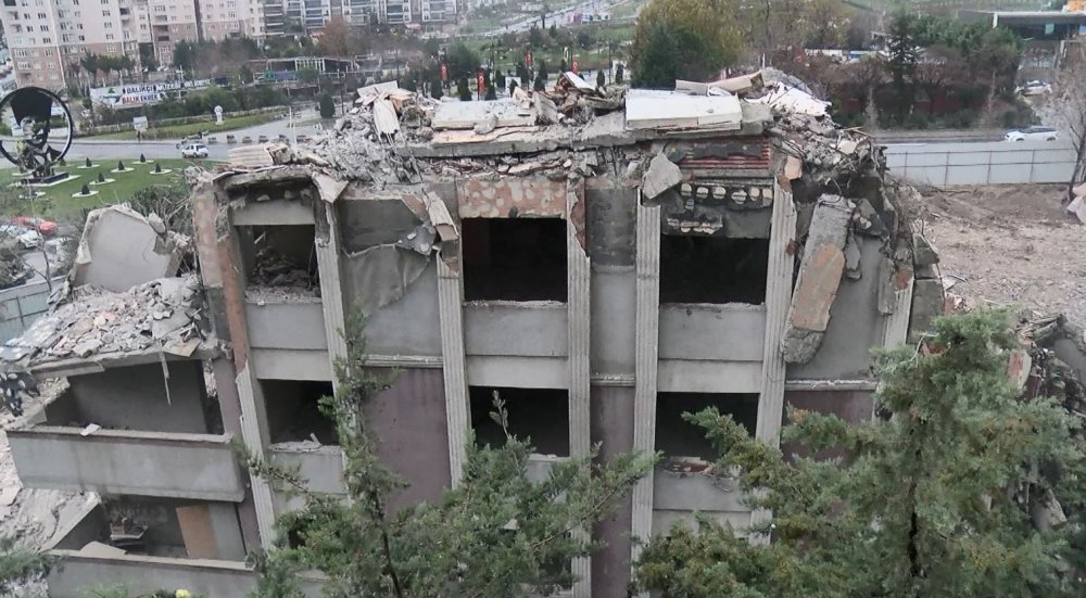 Beylikdüzü'nde kontrollü yıkımda binanın bir kısmı çöktü; yan binanın camları kırıldı