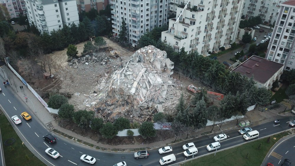 Beylikdüzü'nde kontrollü yıkımda binanın bir kısmı çöktü; yan binanın camları kırıldı