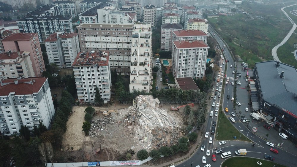Beylikdüzü'nde kontrollü yıkımda binanın bir kısmı çöktü; yan binanın camları kırıldı