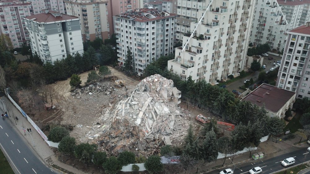 Beylikdüzü'nde kontrollü yıkımda binanın bir kısmı çöktü; yan binanın camları kırıldı