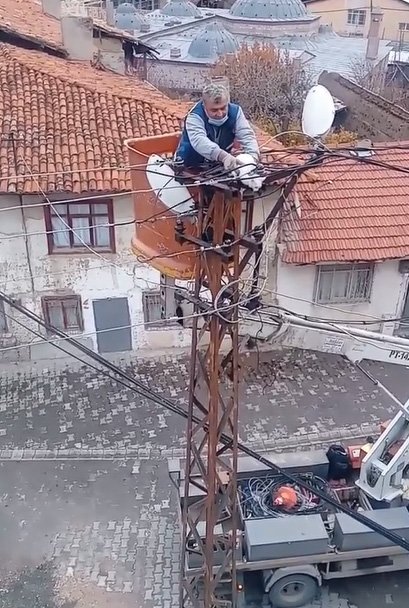 Elektrik direğinde mahsur kalan kedi vinçle kurtarıldı