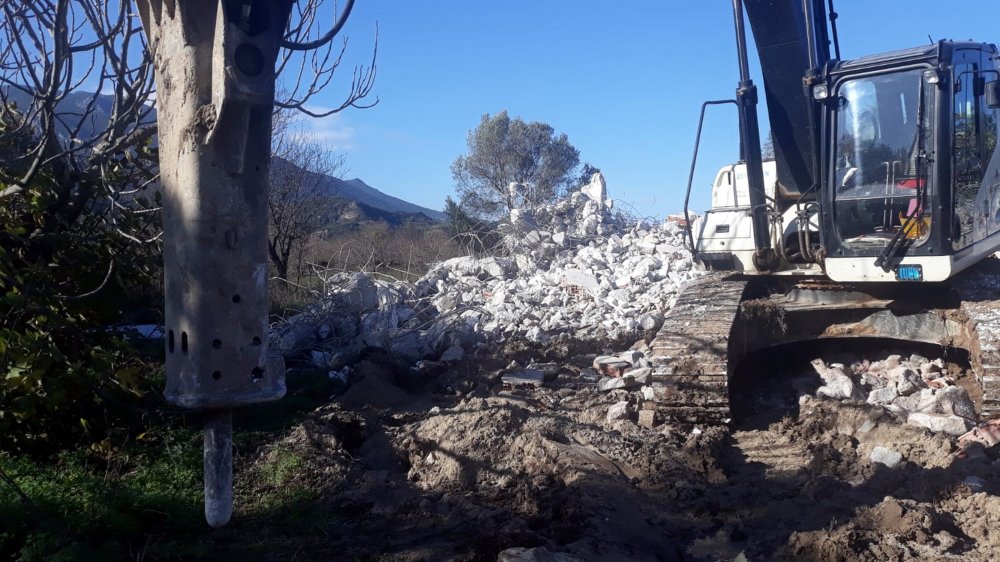 Marmaris’te kaçak yapıların yıkımına devam ediliyor