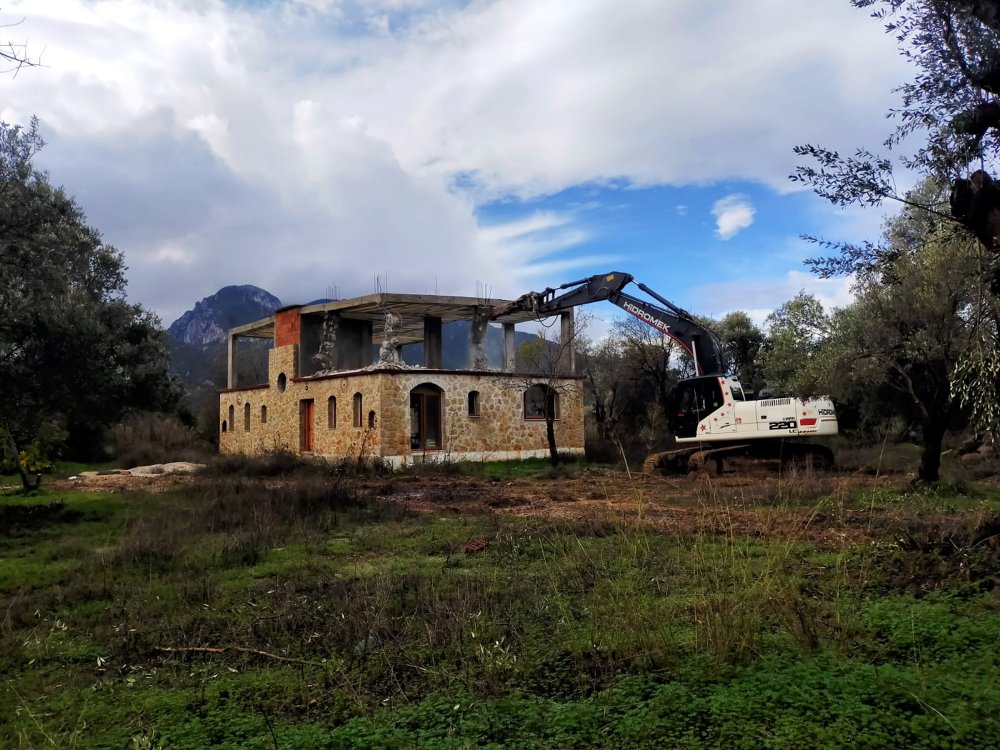 Marmaris’te kaçak yapıların yıkımına devam ediliyor