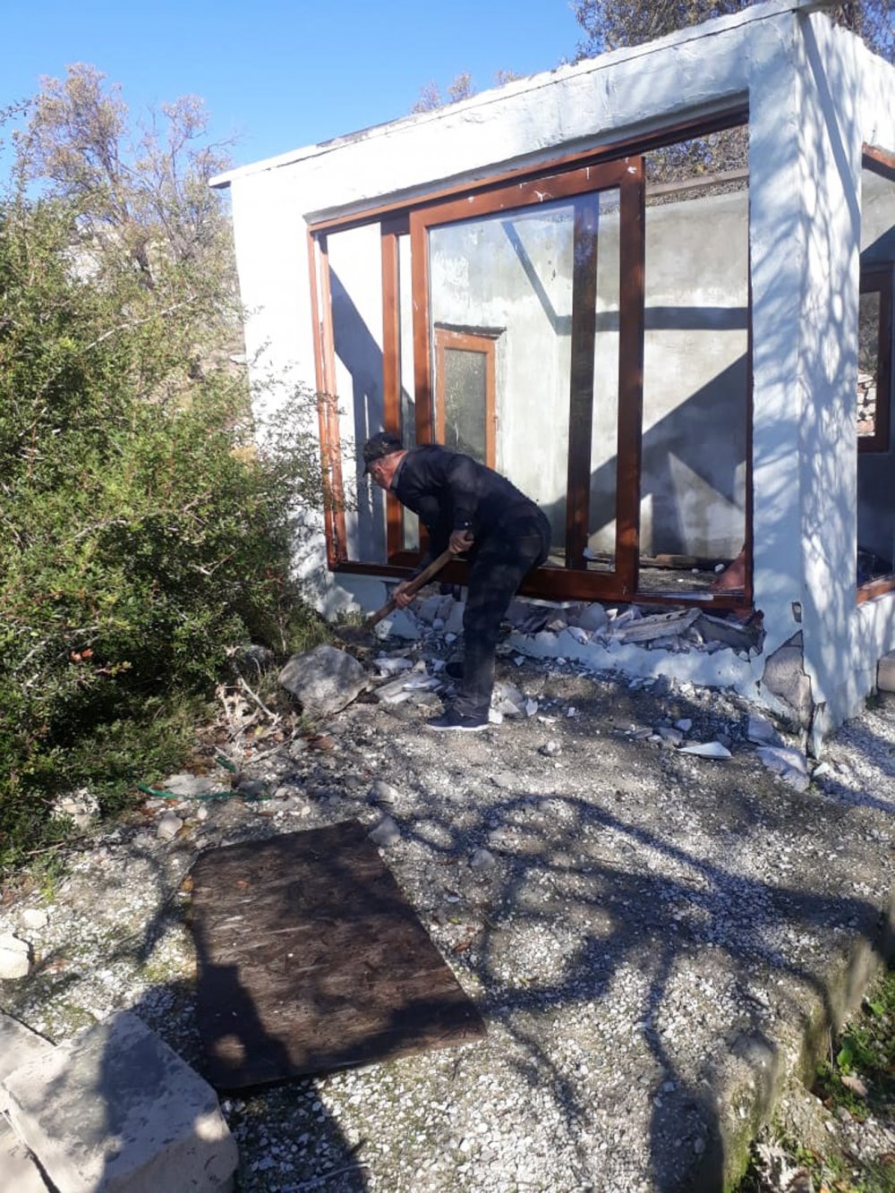 Marmaris’te kaçak yapıların yıkımına devam ediliyor