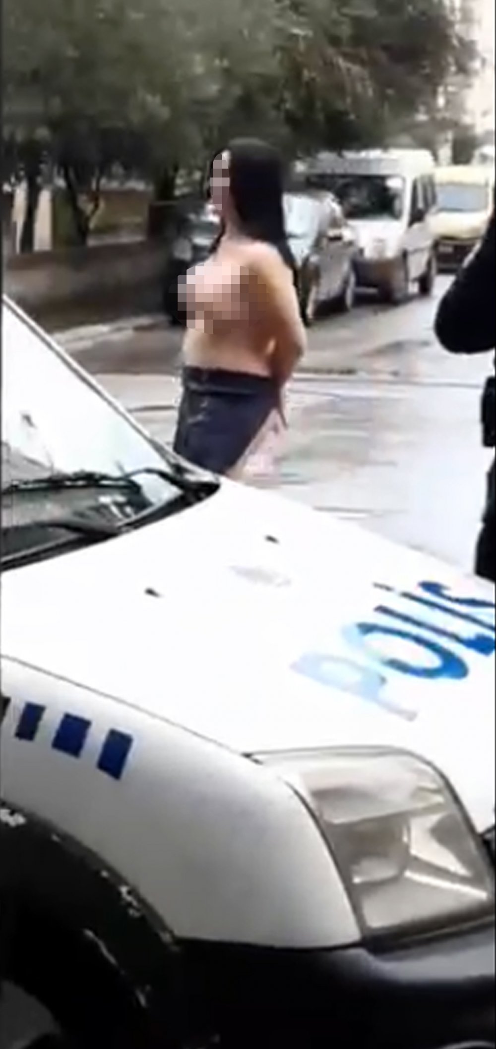 Otomobil camlarını kıran kadın, sokakta yarı çıplak oturdu